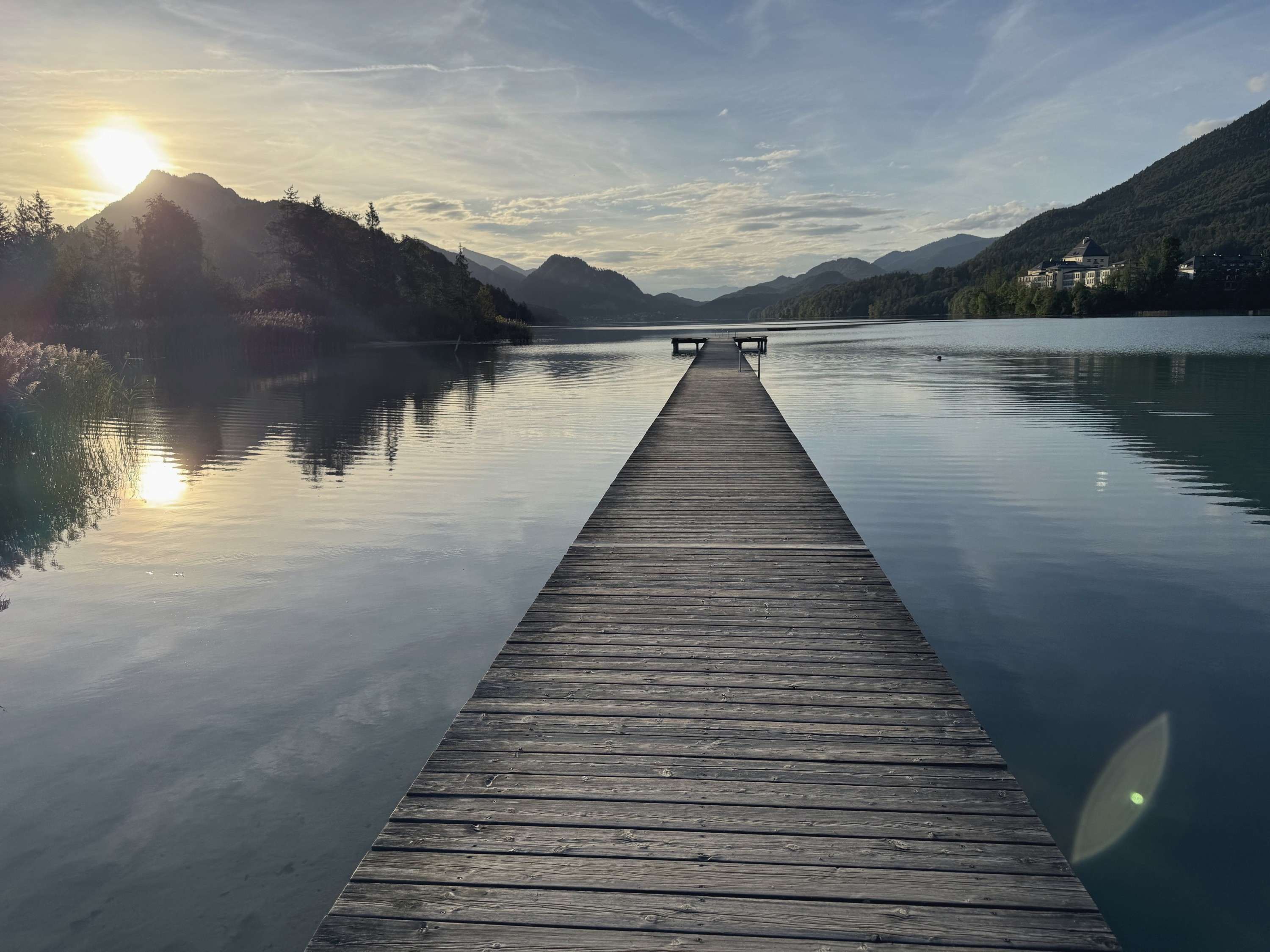 Ponton spre lac, soarele deasupra culmii