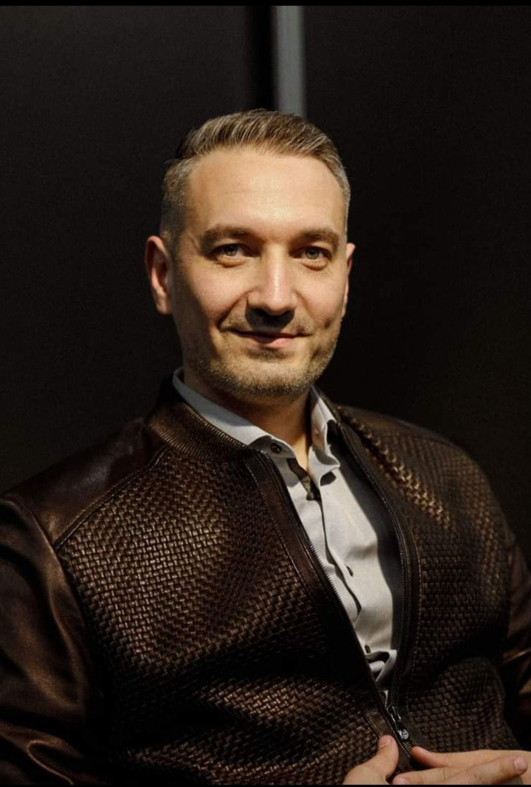 Alexandr Scerbina, portret de studio pe fundal întunecat